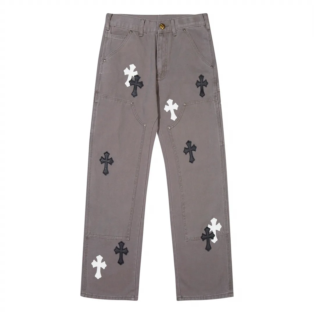 P260 Style number: H357 Chrome hearts Cross patch leather jeans workwear logging pants Chrome hearts logging pants are here! ! ! CH Croix Heart Double Knee Cross Patch Leather Bo1 Style Logging Pants Straight-leg Work Pants B136 Croix Heart Cross Sanskrit Overalls Price 4W Level, Patched Cross Pattern Decoration, High Waist Washed Jeans! ! Absolutely high-end luxury products, 1.9W level god-level single products, super popular products, made by top heavy industry, not to be missed. About Zangyin, this is an extremely luxurious fashion brand, which can also be called the nobles of the high street. It has always been an exclusive brand of some hipsters or rich second generation. Compared with ordinary high streets, it is more luxurious and noble. Compared with luxury brands, it has a more fashionable personality and has always been a brand that I have a special liking for. Imported yarn is custom-woven into a high-density twill canvas, which ensures a crisp silhouette while also making the fabric feel very delicate. It follows the B01 classic silhouette, with a crisp and stylish upper body. The ready-made garments are stone-ground and fermented and can be matched with any style. Buttons and zinc are washed with genuine YKK retro metal products. Double-layered canvas on the front. Perfect details. All hardware is perfect. Size: s-XXL Color: Gray